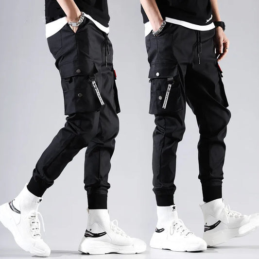 Pantalón cargo Jogger para hombre, estilo urbano con múltiples bolsillos.