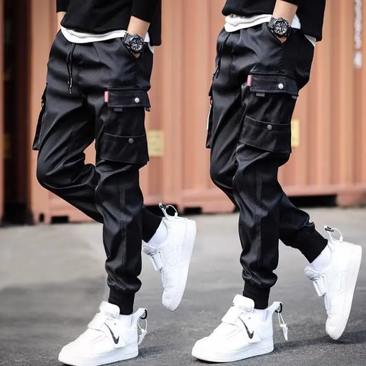 Pantalón cargo Jogger para hombre, estilo urbano con múltiples bolsillos.